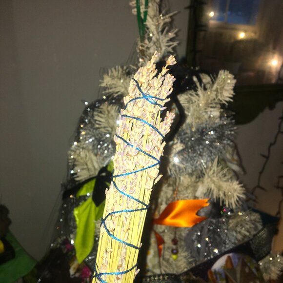 Handmade natural organic lavender smudge wand in large smoke cleansing decor - Picture 3 of 3